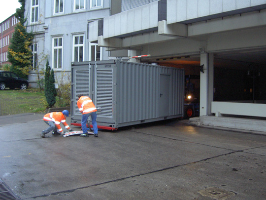 Containerstromaggregat wird durch die Unterführung geschoben